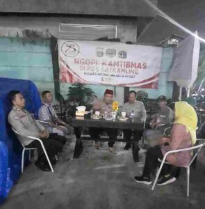 Ngopi Kamtibmas Bersama Kapolsek Di Pos Satkamling RW 03 Kelurahan Kebon Melati Bahas Kamtibmas Jelang Pilkada DKI Jakarta