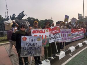 Di Hari HUT TNI Ke-79 Polisi Orasi di Patung Kuda