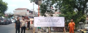 Pelayanan Bhabinkamtibmas Pegangsaan Bersama Petugas Kelurahan Memasang Spanduk Imbauan