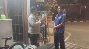 Patroli Wilayah Bhabinkamtibmas Cempaka Putih Barat Sambang Ke Pos Kamling