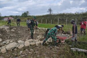 Senyum Bahagia Anak Papua, Prajurit TK Pintu Jawa Satgas Yonif 323 Berbagi Makanan dan Permen Dalam Rangka HUT Ke-79 TNI
