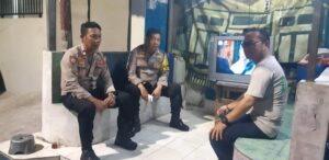 Patroli Dialogis Dan Sambang Warga Jelang Pilkada Bhabinkamtibmas dan Kapolsubsektor Tanah Tinggi Di Pemukiman RT 14 RW 01