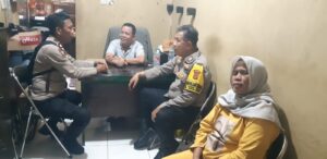 Memasuki Tahapan Pilkada Kapolsubsektor dan Bhabinkamtibmas Tanah Tinggi Sambang Dialogis Sampaikan Pesan Kamtibmas di Pos RW 09