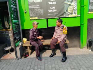 Bhabinkamtibmas Kelurahan Kemayoran melaksanakan kegiatan Sambang dan Patroli Dialogis