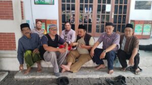 Ngobrol Akrab Jelang Pilkada Serentak Bhabinkamtibmas Kelurahan Gunung Sahari Utara dengan Ketua LMK dan Tokoh Agama