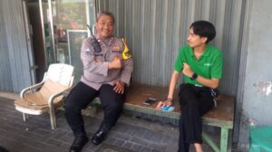 Bhabinkamtibmas Mangga Dua Selatan Sambangi Warga di Pemukiman Padat