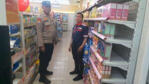 Bhabinkamtibmas Kelurahan Johar Baru Patroli Sambang Alfamidi, Antisipasi Gangguan Kamtibmas