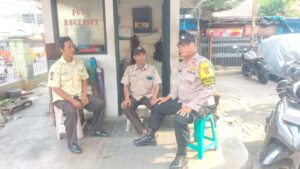 Patroli Dialogis Sore Hari Bhabinkamtibmas Johar Baru Berikan Imbauan Kamtibmas Security Gedung UKM Ikan Hias