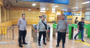 Anggota Polsek Metro Menteng Pemantauan Di Stasiun Gondangdia Menteng