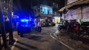 Patroli Dini Hari Di Pemukiman Padat