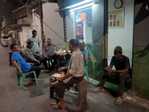 Bhabinkamtibmas Kelurahan Karang Anyar Gelar Patroli Malam dan Penyuluhan Keamanan di Satkamling RW. 03