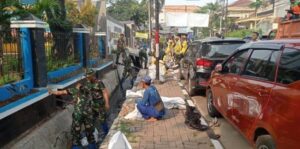 Unit Binmas Polsek Cempaka Putih Mengikuti Kegiatan Karya Bakti Dalam Rangka HUT TNI Ke 79