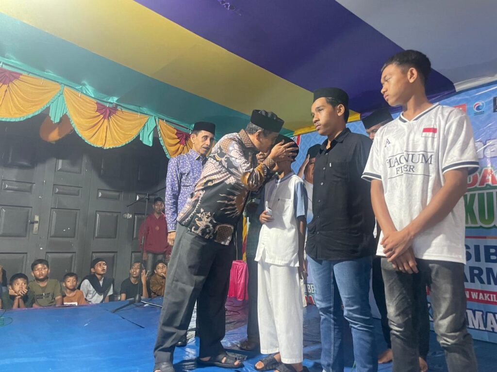 Di acara pengukuhan tim kecamatan: Paslon AMAN memberi santunan beberapa anak yatim