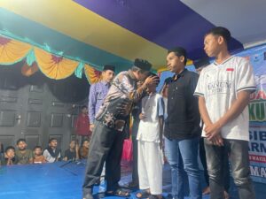 Di acara pengukuhan tim kecamatan: Paslon AMAN memberi santunan beberapa anak yatim