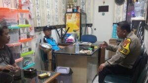 Bhabinkamtibmas Kelurahan Karang Anyar Laksanakan Sambang Di Pos Satkamling RW. 07