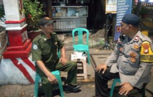 Bhabinkamtibmas Kelurahan Mangga Dua Selatan Sambang Di Pos Satkamling RW. 10
