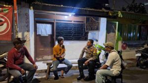 Bhabinkamtibmas Gelora Bersama Ketua RW 02 Kunjungan Ke Poskamling RT 03/02 Dini Hari