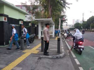 Keselamatan Pelajar, Bhabinkamtibmas Paseban Polsek Senen Rutin Gatur Lalin Pagi Bantu Pelajar Menyebrang Jalan