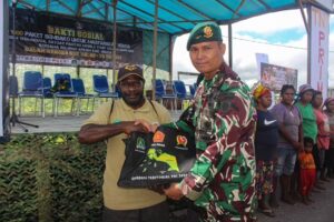 Sambut HUT Ke-79 TNI, Satgas Yonif 503 Kostrad Bersama Aparat Keamanan Kabupaten Nduga Bagikan 1.000 Paket Sembako