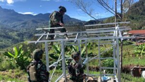 Dalam Rangka HUT Ke-79 TNI, Satgas Yonif 323 Kostrad Bangun MCK untuk Masyarakat