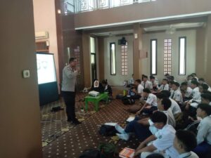 Polsek Bekasi Utara bersama Bhabinkamtibmas Penyuluhan dan Himbauan Stop Tawuran di SMAN 4 Kota Bekasi