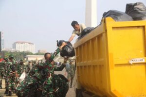 Monas Kembali Bersih Pasca HUT Ke-79 TNI