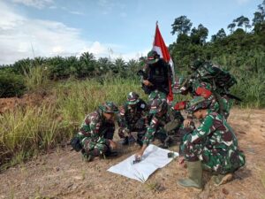 Satgas Pamtas Yonarmed 11 Kostrad Pos Gabma Simanggaris Laksanakan Patroli Patok di Perbatasan RI-Malaysia