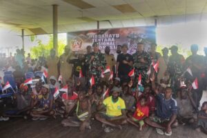 Satgas Yonif 503 Kostrad Bersama Aparat Keamanan Kabupaten Nduga Bagikan 300 Paket Sembako