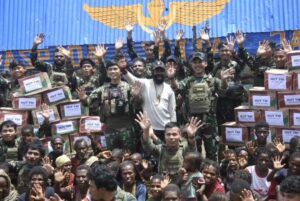 Satgas Pamtas RI-PNG Yonif 432 Kostrad Bagikan Sembako kepada Warga di Nduga untuk Peringati HUT Ke-79 TNI