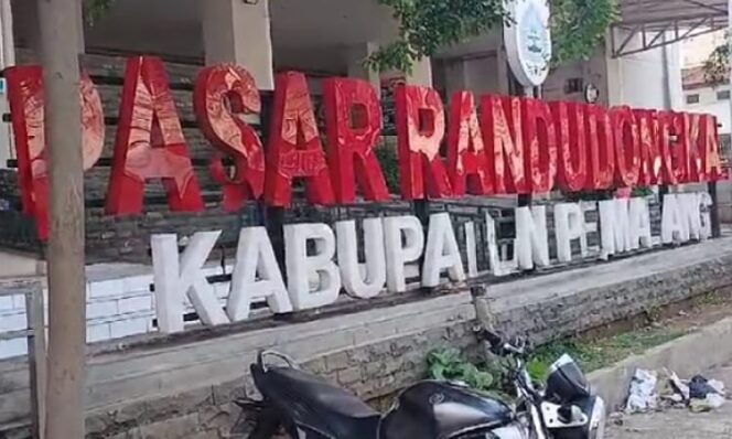 
 Atap Pasar Randudongkal Porak Poranda Diterjang Angin Kencang