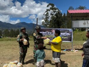 Dari Rakyat untuk Rakyat, Satgas Yonif 323 Bagikan Sembako dalam Rangka HUT Ke-79 TNI
