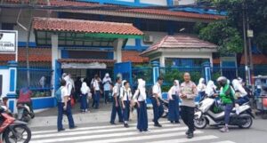 Berikan Rasa Aman Kepada Pelajar Kapolsubsektor Rawasari Patroli Bubaran Sekolah