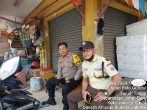 Patroli Wilayah Sore Hari dan Sambang Bhabinkamtibmas Tanah Tinggi Berikan Imbauan Petugas Security.
