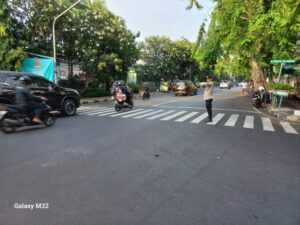 Kapolsubsektor Kayu Awet, Laksanakan Pengaturan Lalu Lintas Pagi Hari
