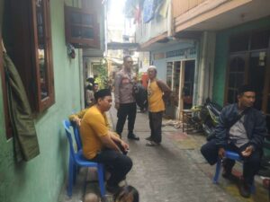 Bentuk Kepedulian Bhabinkamtibmas Kelurahan Kampung Rawa Takziah Ke Rumah Warga Yang Meninggal