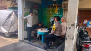Bhabinkamtibmas Johar Baru Patroli Dialogis Sambang Tokoh Agama dan Warga Di Pemukiman RW 11