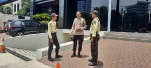 Patroli Dialogis Bhabinkamtibmas Kebon Melati Berikan Imbauan Kamtibmas Security Gedung Tonato Foundation