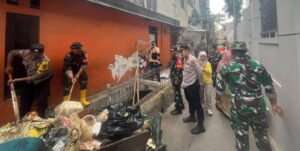 Sinergitas Tiga Pilar Karya Bhakti Pasar Gembrong dan Pembersihan Saluran Air Penghubung Gang Kwista dalam rangka HUT TNI ke79