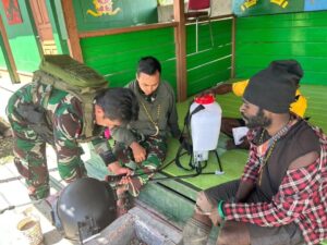 Satgas Yonif 509 Kostrad Berikan Alat Semprot Kepada Masyarakat Papua