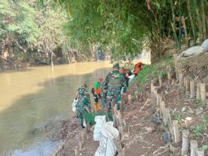 Bantaran Sungai Ciliwung RW.01 Balekambang Jadi Sasaran Karya Bakti Koramil Kramatjati