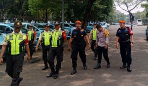 Patroli dialogis Anggota Polsubsektor Monas timur di Stasiun Besar Gambir