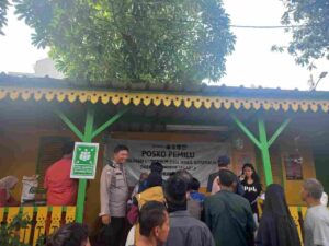 Bhabinkamtibmas Kebon Kacang Monitoring Pembagian Bansos Berupa Beras