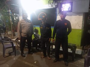 Bhabinkamtibmas Kebon kelapa Sambang ke Poskamling dan menyampaikan pesan Kamtibmas