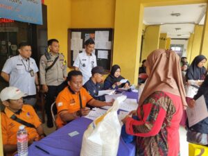 Bhabinkamtibmas Kelurahan Gunung Sahari Utara Pastikan Penyaluran Cadangan Beras Tepat Sasaran