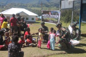 Peringati HUT Ke-79 TNI, Satgas Yonif 323 Kostrad Gelar Pelayanan Kesehatan dan Berbagi Pakaian