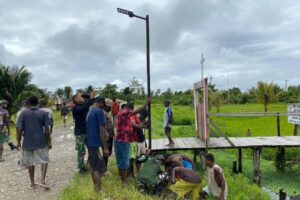Masyarakat Senang, Satgas Yonif 503 Kostrad Pasang Lampu Tenaga Surya
