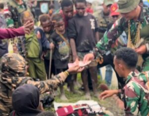 Satgas Yonif 509 Kostrad Borong Kerajinan Tangan Mama Papua untuk Bantu Perekonomian