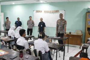 Kapolsek Metro Penjaringan Kompol Agus Ady Wijaya, SH, SIK, MSI Bersama Anggota Mengunjungi Sekolah SMK 56 Pluit Penjaringan Jakarta Utara