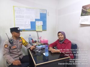 Anggota Polsubsektor Roxy melaksanakan sambang dan patroli kewilayahan ke warga