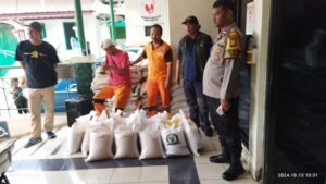 Bhabinkamtibmas Pegangsaan Membantu Penyaluran Beras Bulog Tepat Sasaran